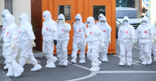 교대 근무 들어가는 코로나19 대응 의료진   27일 대구시 중구 계명대학교 대구동산병원에서 의료진이 신종 코로나바이러스 감염증(코로나19) 환자들이 입원한 병동으로 교대 근무를 하러 가고 있다. 연합